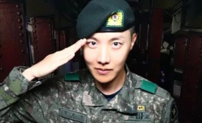 방탄소년단(BTS) 제이홉이 육군 하사로 진급했다.  아미 “정호석 병장 축하한다”