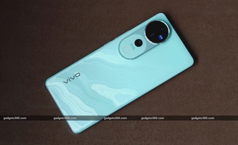 Vivo V40e는 5,500mAh 배터리와 커브드 디스플레이를 탑재하고 9월 말 인도에서 출시될 예정입니다.