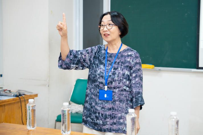 한국학과 학생들은 35명의 전문가들의 지도를 받아 TOPIK 시험을 준비합니다.