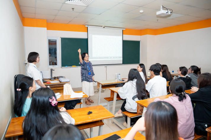 한국학과 학생들은 전문가의 지도로 TOPIK 시험을 준비한다 47