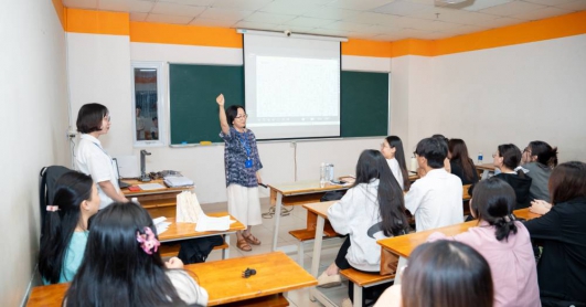 한국학과 학생들은 전문가의 지도로 TOPIK 시험을 준비합니다.